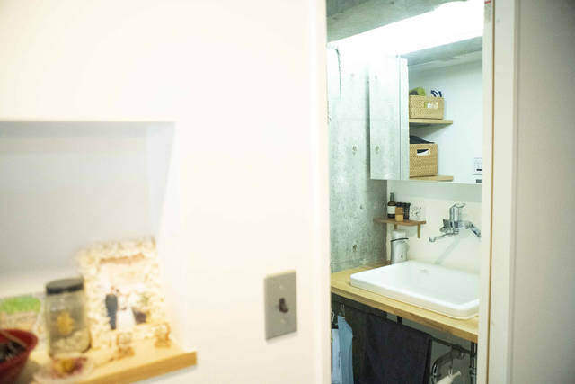 見せる収納は家計にも優しい!? コンテナ使いが巧みなキャンパーリノベ部屋