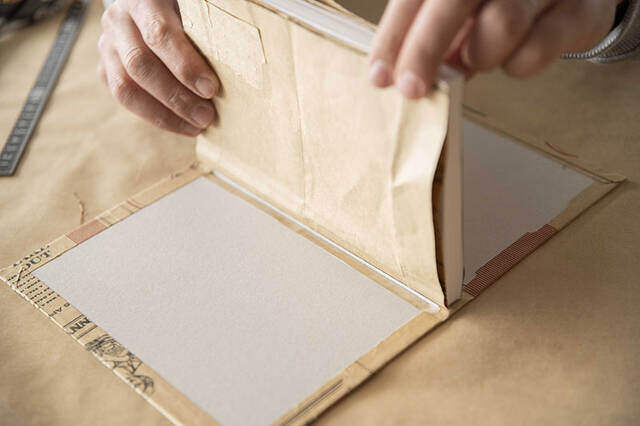 紙袋に新たな命を。お気に入りデザインでオリジナルノートDIY
