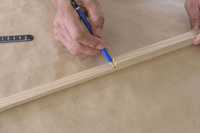 “仕舞えるだけ”の収納で満足?汚れも防げる超快適サイドテーブルをDIY