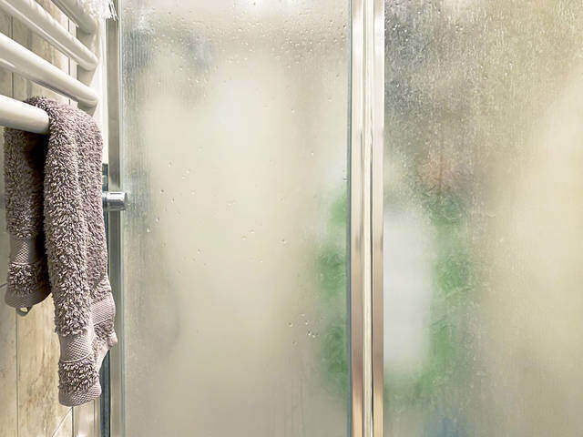 お風呂の換気扇、24時間回しっぱなしで大丈夫?浴室換気扇の正しい使い方や清掃方法などを解説