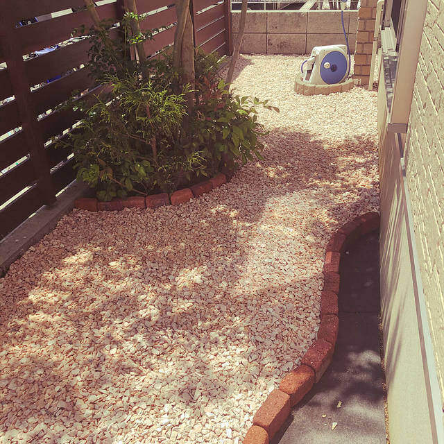 庭に砂利を敷きたい!化粧砂利の施工例とオシャレな庭作りのヒント