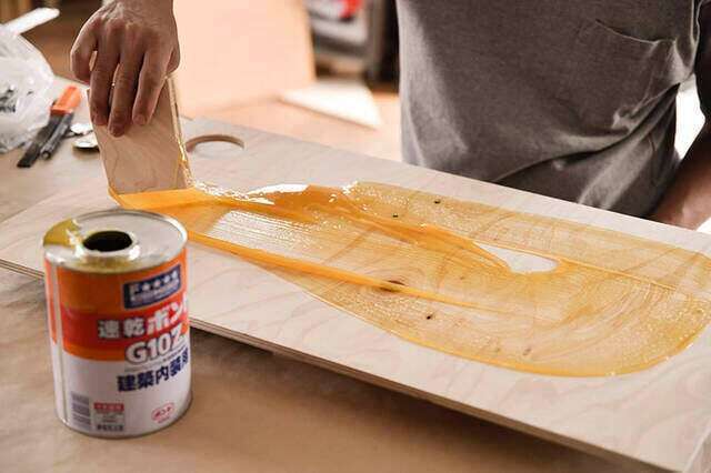 “膝の上”と書いて、オフィスと読む。キャンプチェアで働く快適デスクをDIY