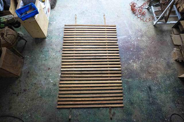 もっと自由に間取りを仕切る!古材とベルトで作るDIYパーテーション