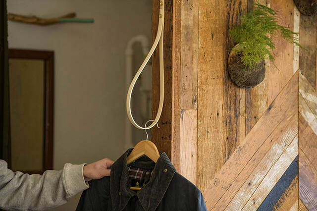 作り方は“曲げるだけ”!?どこでも・なんでも掛けられる超便利なハンガーフックをDIY