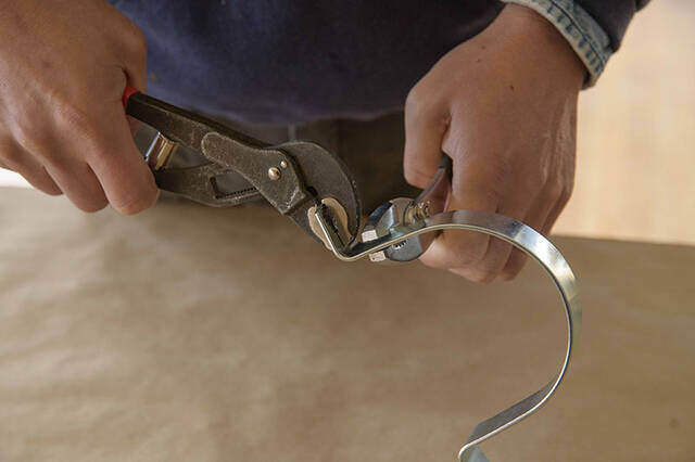 作り方は“曲げるだけ”!?どこでも・なんでも掛けられる超便利なハンガーフックをDIY