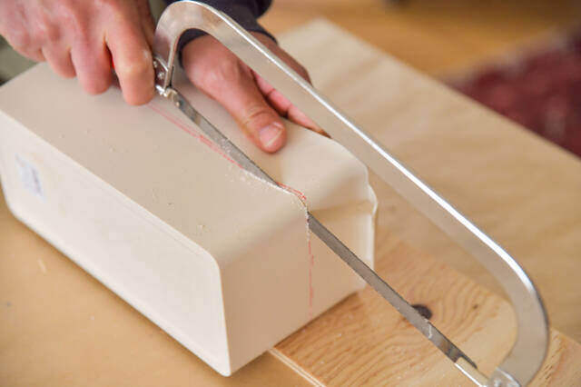 材料たった2つで玄関を格上げ!小物も吊るせる“多目的傘かけ”をDIY