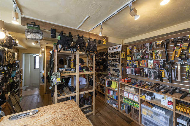 男心、ど真ん中直撃！激レア満載のギアショップへワクワク潜入