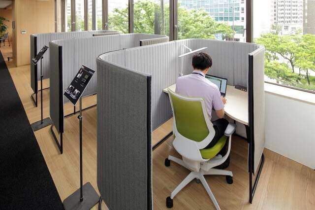 オフィスに集中ブースを設置するメリットは? ブースの種類や導入ポイントを解説