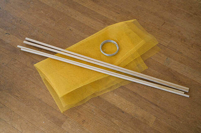 キャンプで料理を守る“卓上テント”!?折り畳み式の木製フードカバーをDIY