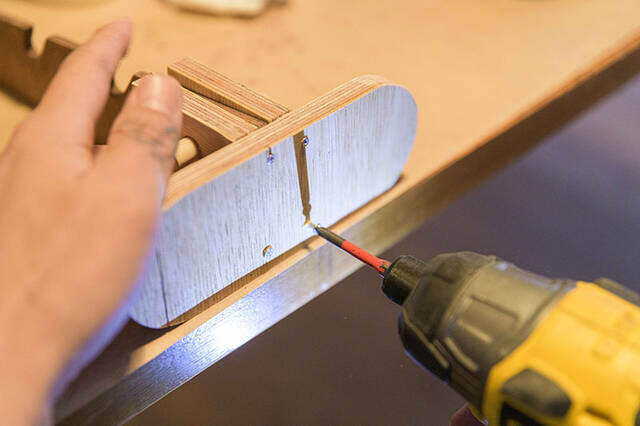 材料費0円の名作が誕生!来客時に壁から飛び出す魔法のハンガーフックをDIY