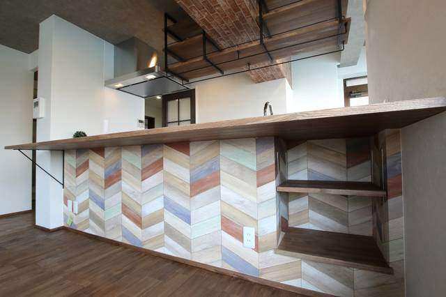 ヘリンボーン壁紙でイメチェン!クラシカルなお部屋を作る参考実例