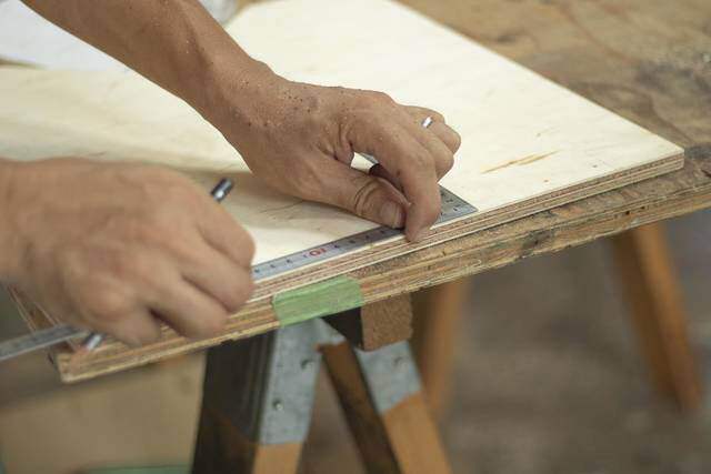 3cmの隙間にすっぽり収納！パタパタ折りたためるスツールをDIY！