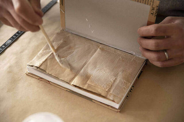 紙袋に新たな命を。お気に入りデザインでオリジナルノートDIY