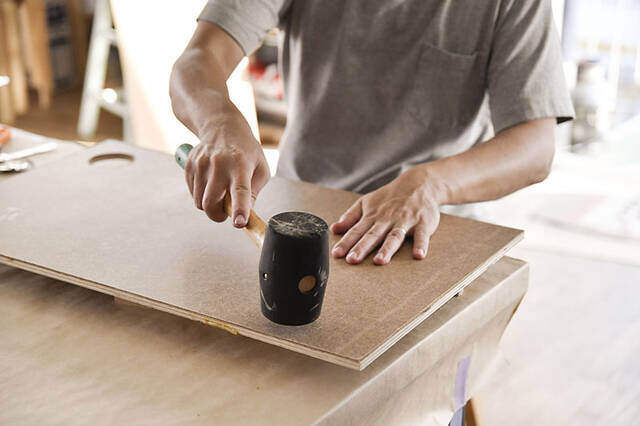 “膝の上”と書いて、オフィスと読む。キャンプチェアで働く快適デスクをDIY