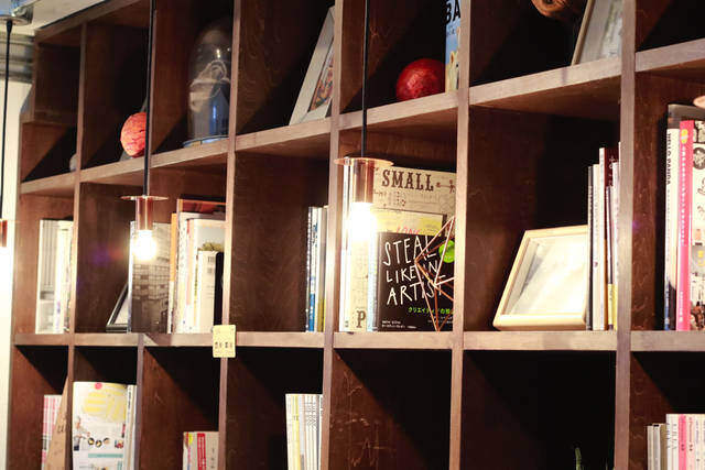 ブック・ラバー垂涎ものの本棚は、「Hondana」というリノベーションシリーズの内装。アイデア次第でテレビ台や机としても使えて、自分のスタイルを思う存分見せられます。