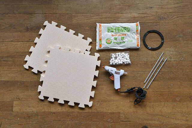 材料費は¥1000でOK。使い終わったマットで個性派ドリッパースタンドをDIY