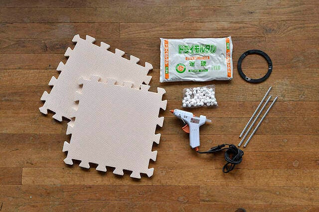 材料費は¥1000でOK。使い終わったマットで個性派ドリッパースタンドをDIY