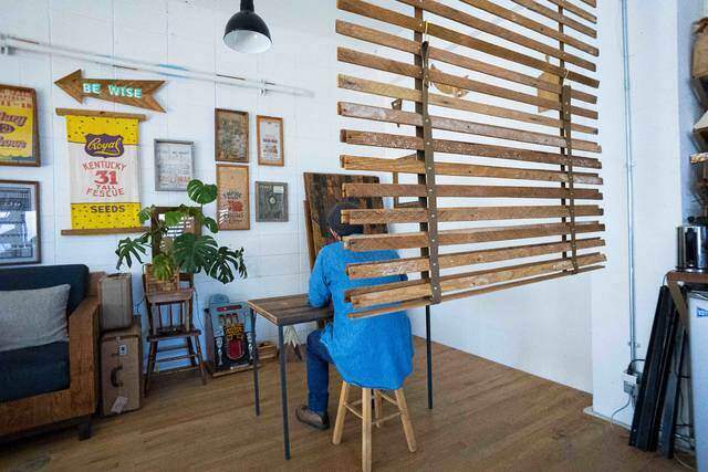 もっと自由に間取りを仕切る！古材とベルトで作るDIYパーテーション