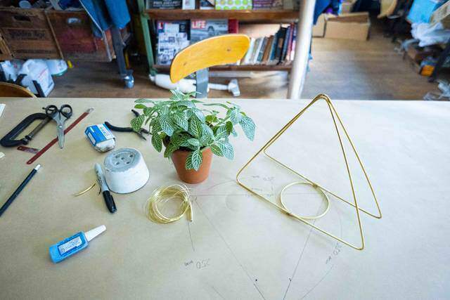 2本の真鍮で作る洒落顔DIY!インテリアを選ばず映えるプラントハンガー