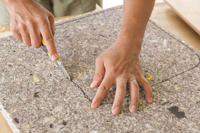 足を上げると気分もアガる!トランクカーゴが贅沢オットマンに変身するDIY