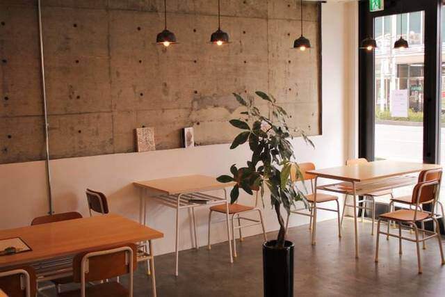 ホステル ×カフェ×食品加工場！リノベで築50年の古さを楽しむイワシビル