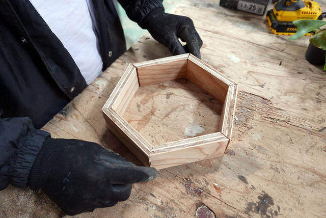 ハニカムデザインで洒落度アップ！壁掛けプランターの作り方！