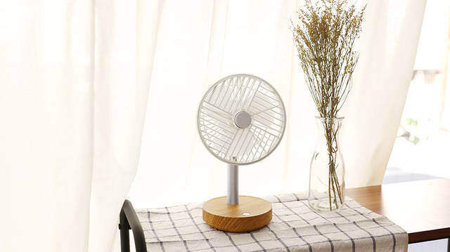 家中、どこでもいっしょ！“コードレス”×“ミニ”な新感覚リビングファン