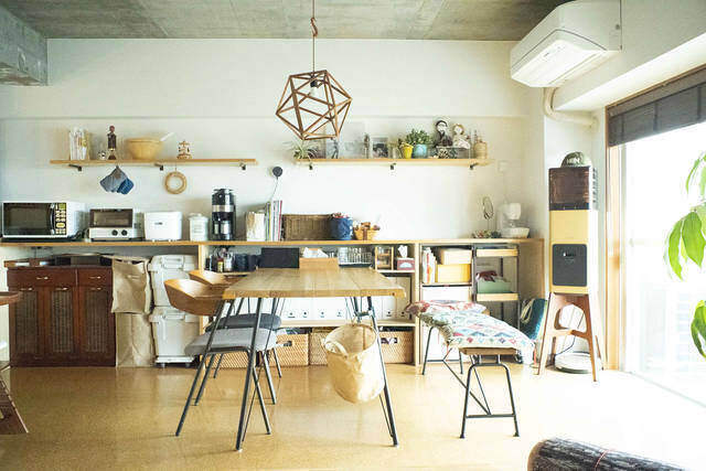 見せる収納は家計にも優しい!? コンテナ使いが巧みなキャンパーリノベ部屋