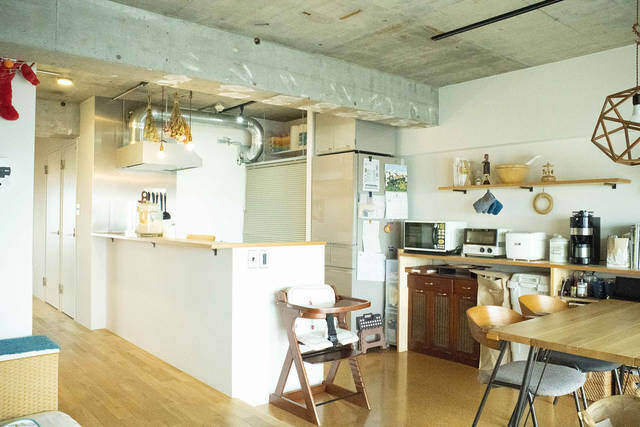 見せる収納は家計にも優しい!? コンテナ使いが巧みなキャンパーリノベ部屋