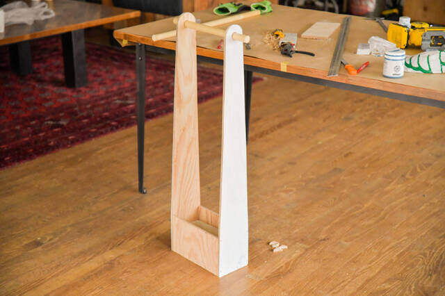 材料たった2つで玄関を格上げ!小物も吊るせる“多目的傘かけ”をDIY