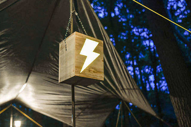 夜キャンプの“光る表札”!テントを見分けるベースサインをDIY