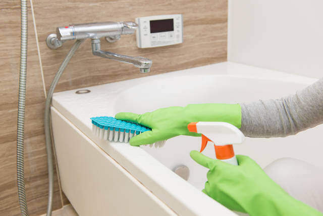 お風呂の換気扇、24時間回しっぱなしで大丈夫?浴室換気扇の正しい使い方や清掃方法などを解説