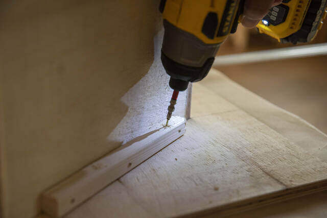 材料費3000円以下で家具作り!飾って片付くディスプレイラックをDIY!