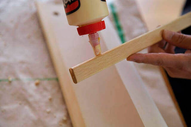 ベニヤ板曲げられるって知ってた？一枚の板でミニマルな壁掛けラックをDIY