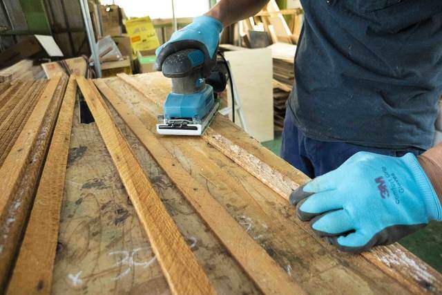 もっと自由に間取りを仕切る！古材とベルトで作るDIYパーテーション