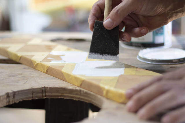 ブラケットいらずで突っ張れる!?デッドスペースを解消するウォールラック