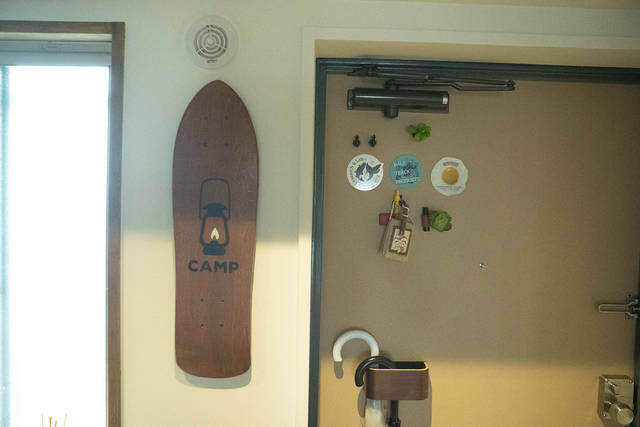 見せる収納は家計にも優しい!? コンテナ使いが巧みなキャンパーリノベ部屋