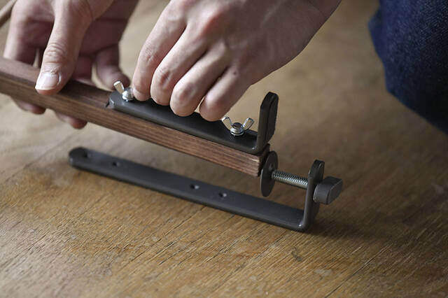 どんな場所でも挟むだけ!“IKEAクランプ”で省スペースなディスプレイラックをDIY