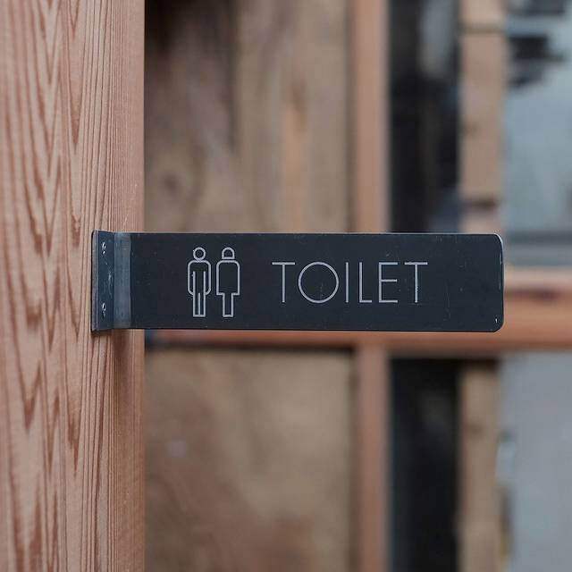 いつもの扉が見違える!おしゃれなトイレサインプレートをDIY!