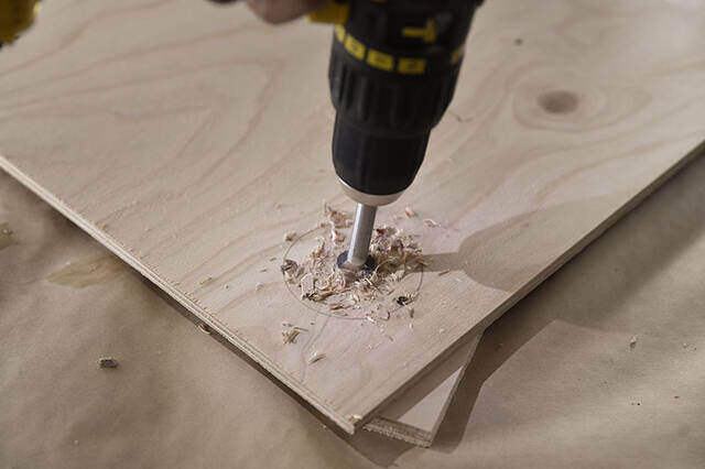 “膝の上”と書いて、オフィスと読む。キャンプチェアで働く快適デスクをDIY