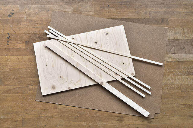 “膝の上”と書いて、オフィスと読む。キャンプチェアで働く快適デスクをDIY