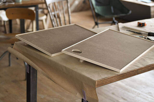 “膝の上”と書いて、オフィスと読む。キャンプチェアで働く快適デスクをDIY