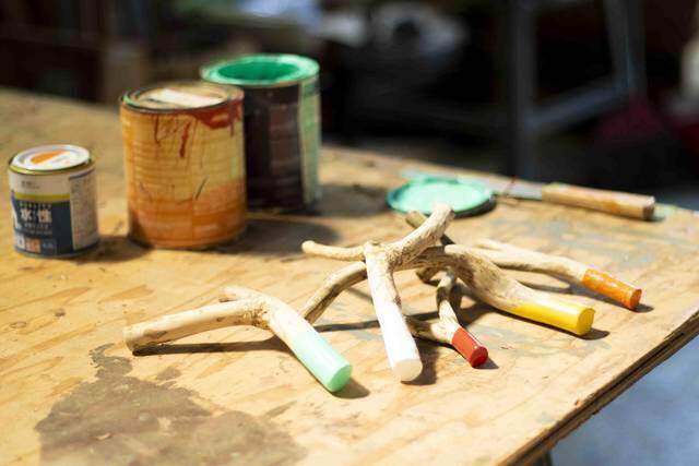 枯れ枝だって立派な木材!低予算でオシャレな壁掛けフックが完成!