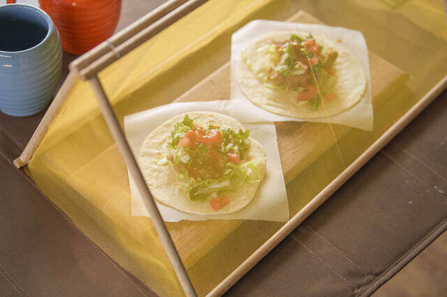 キャンプで料理を守る“卓上テント”!?折り畳み式の木製フードカバーをDIY