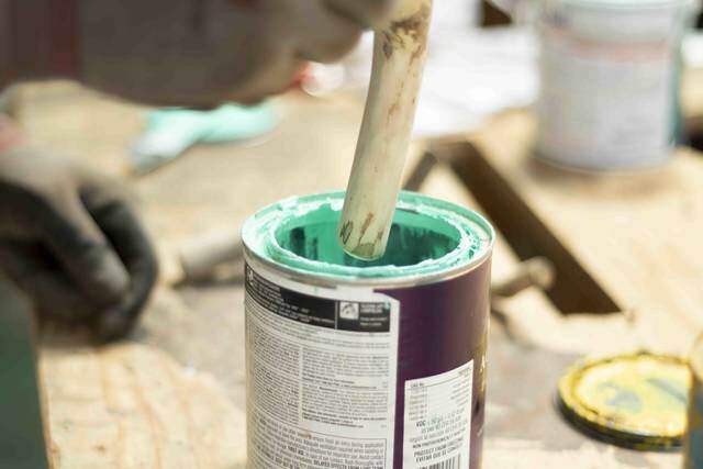 枯れ枝だって立派な木材!低予算でオシャレな壁掛けフックが完成!