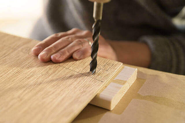 材料費0円の名作が誕生!来客時に壁から飛び出す魔法のハンガーフックをDIY