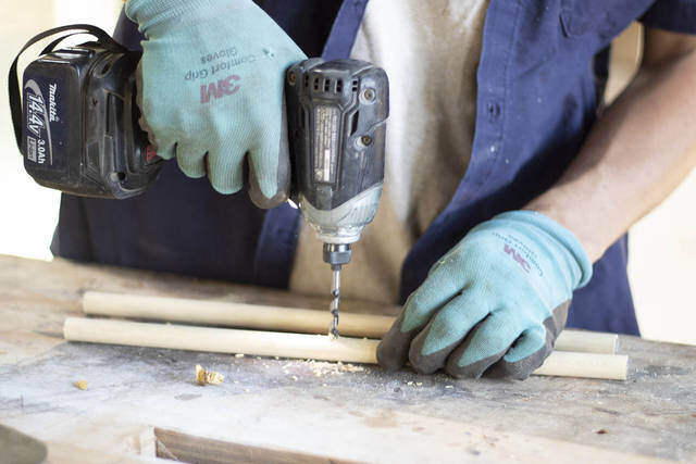 ブラケットいらずで突っ張れる!?デッドスペースを解消するウォールラック