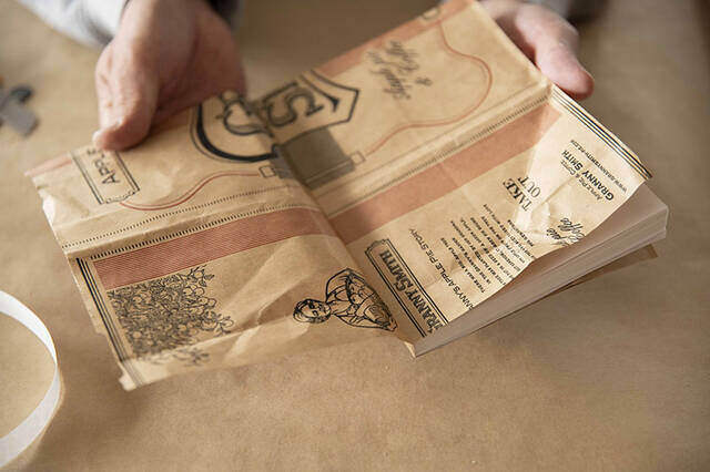 紙袋に新たな命を。お気に入りデザインでオリジナルノートDIY