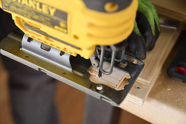 “動くインテリア”で快適おウチ時間!新感覚の可動式飾り棚をDIY