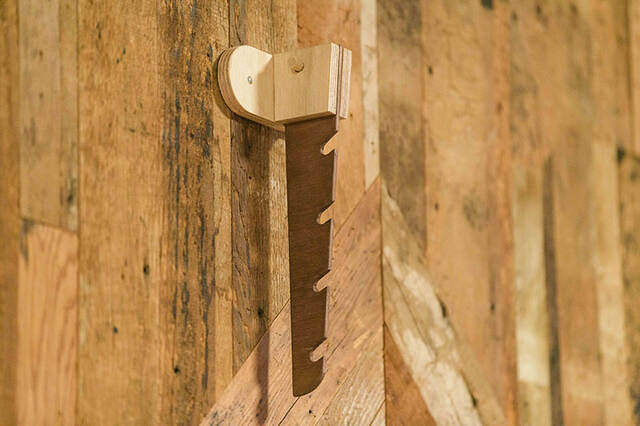 材料費0円の名作が誕生!来客時に壁から飛び出す魔法のハンガーフックをDIY